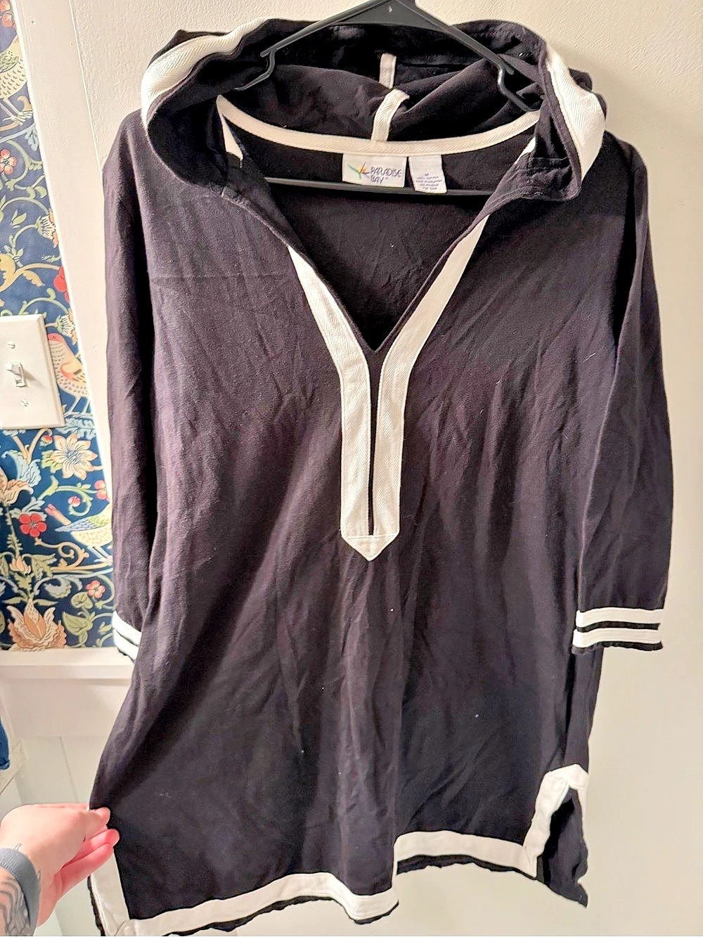 Paradise Bay Hooded short sleeve in Black & White Size Medium